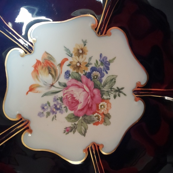 JL Menau cobalt charger with hand painted rose decoration and scalloped edge. - Picture 4 of 4